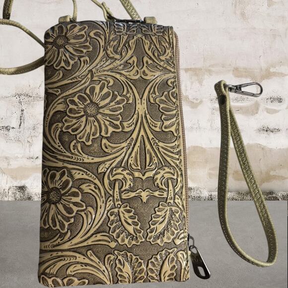 Montana West NWOT Faux Leather Tooled Crossbody/Wristlet or Beauty Item - Picture 4 of 7